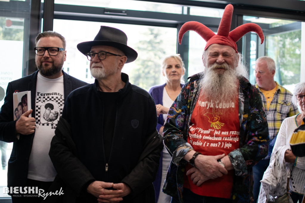 Spotkanie na żółtej sofie i galeria rysunków Henryka Cebuli