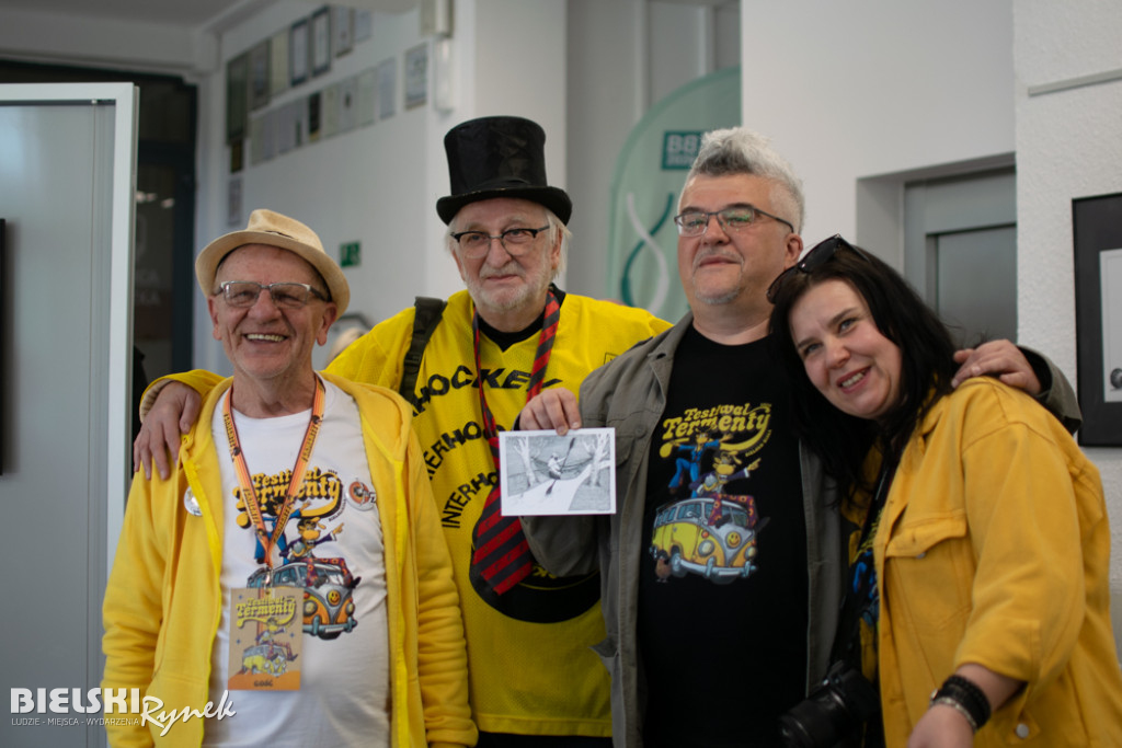 Spotkanie na żółtej sofie i galeria rysunków Henryka Cebuli