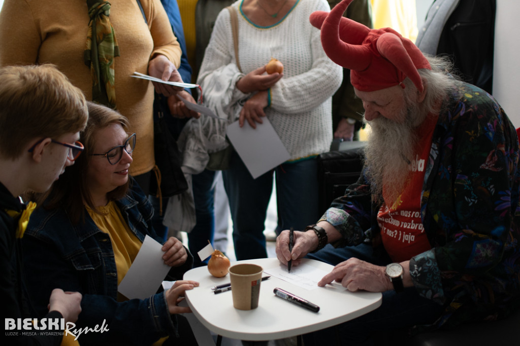 Spotkanie na żółtej sofie i galeria rysunków Henryka Cebuli