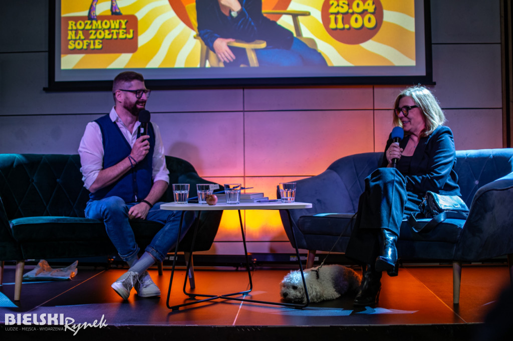 Spotkanie na żółtej sofie i galeria rysunków Henryka Cebuli