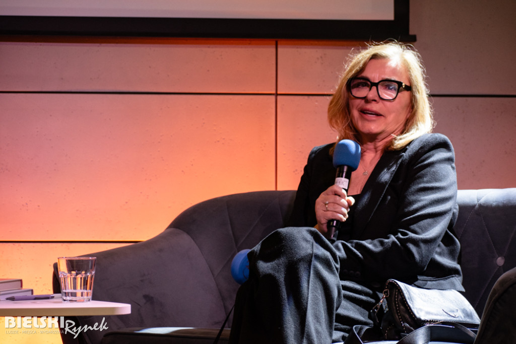 Spotkanie na żółtej sofie i galeria rysunków Henryka Cebuli