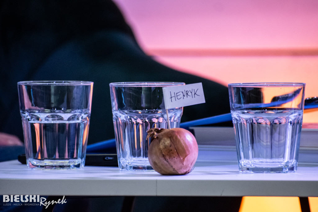 Spotkanie na żółtej sofie i galeria rysunków Henryka Cebuli