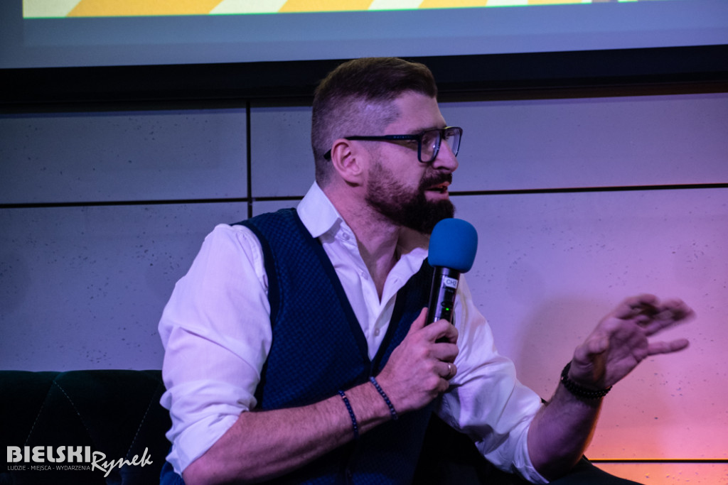 Spotkanie na żółtej sofie i galeria rysunków Henryka Cebuli