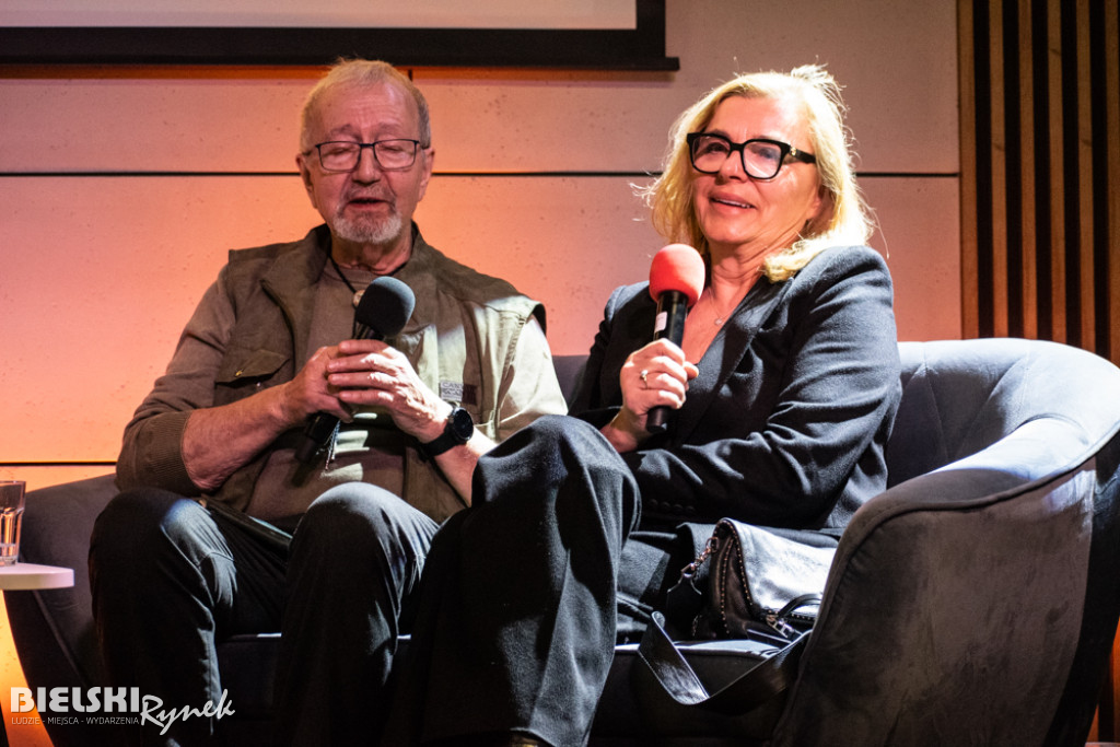 Spotkanie na żółtej sofie i galeria rysunków Henryka Cebuli