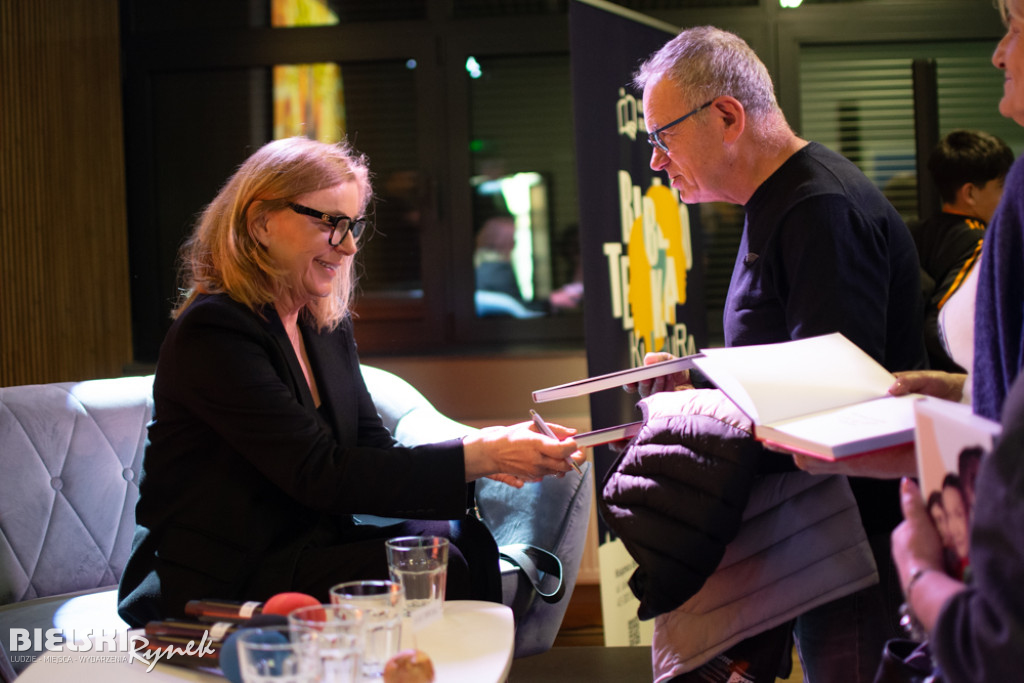 Spotkanie na żółtej sofie i galeria rysunków Henryka Cebuli