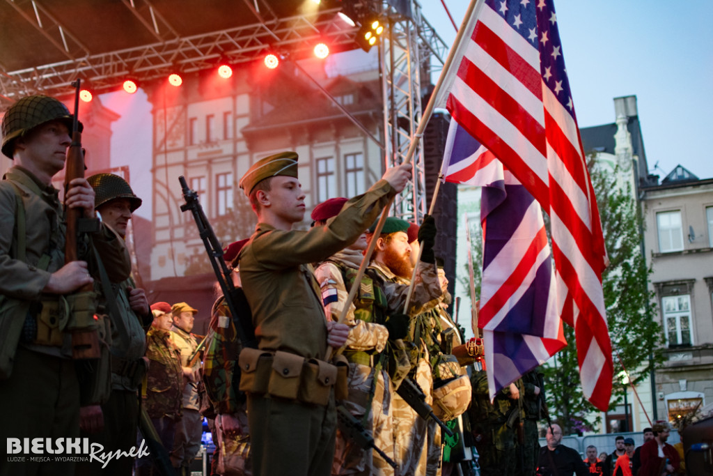 Majówka z muzyką filmową na placu Wojska Polskiego. Zobacz galerię zdjęć