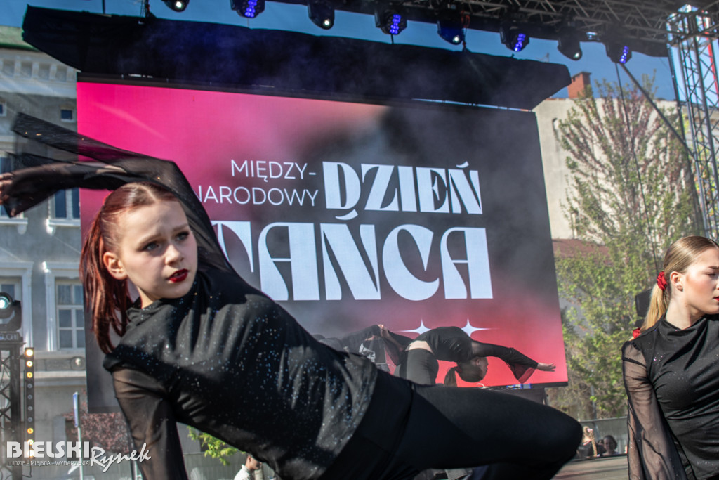 Tanecznie na placu Wojska Polskiego