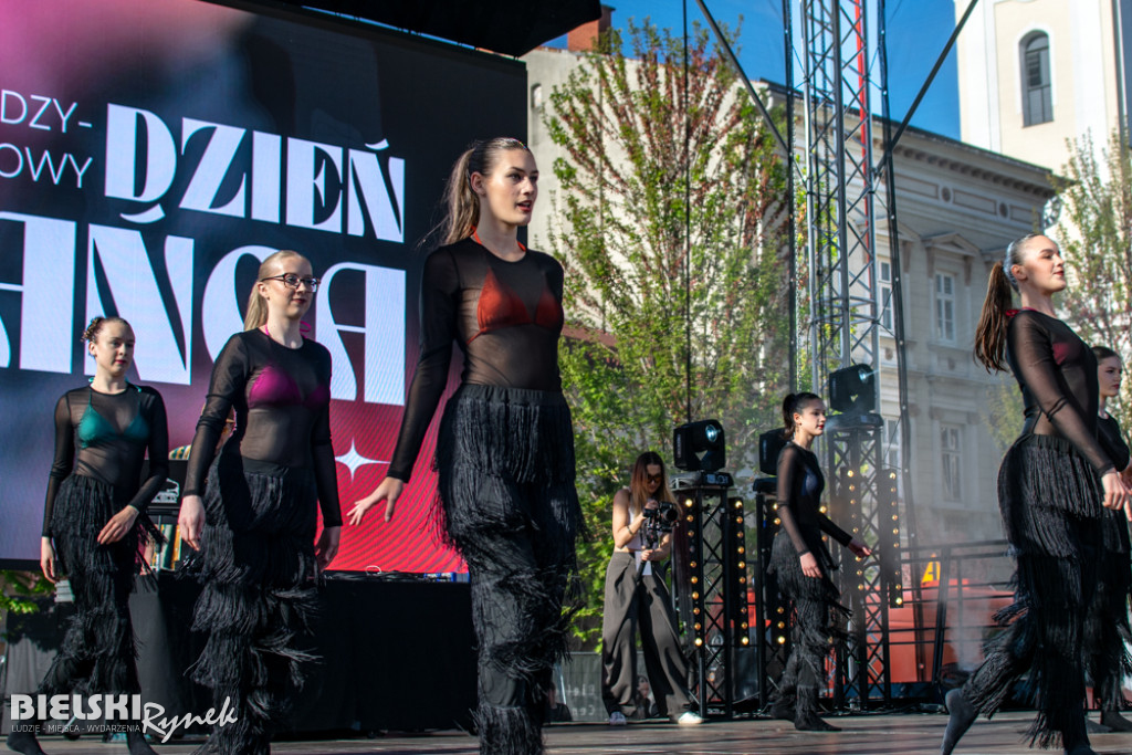 Tanecznie na placu Wojska Polskiego