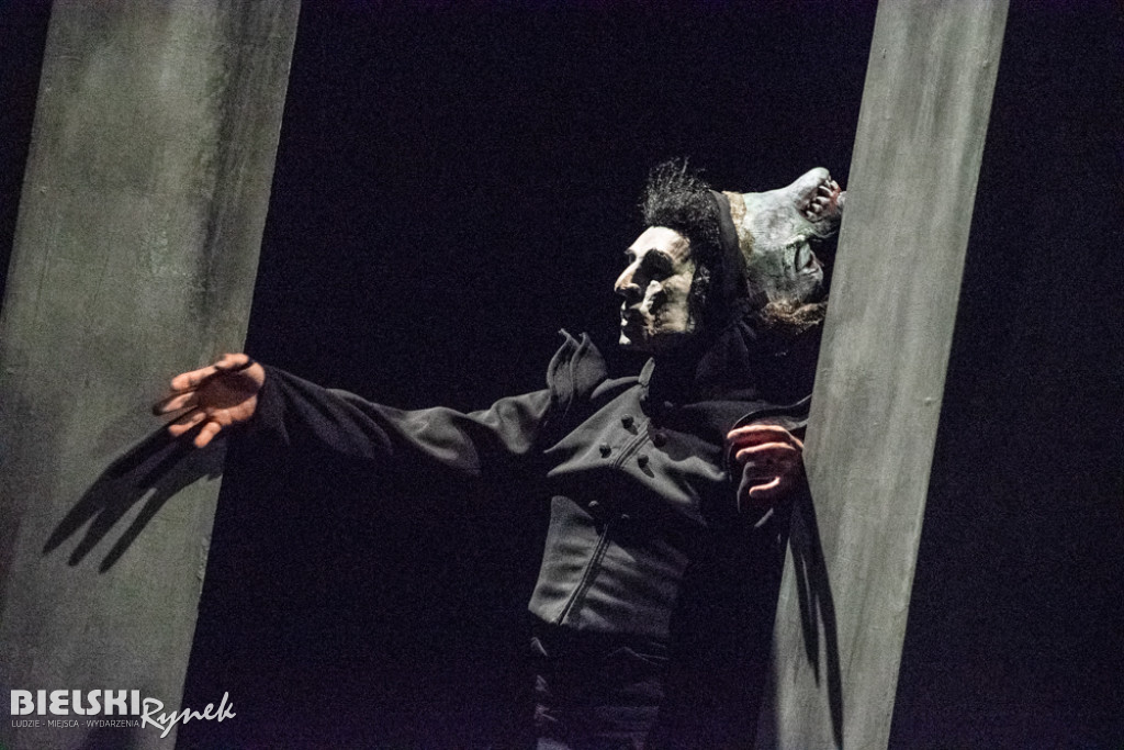 Pierwszy dzień festiwalu lalek. Dracula i gliniany koniec świata