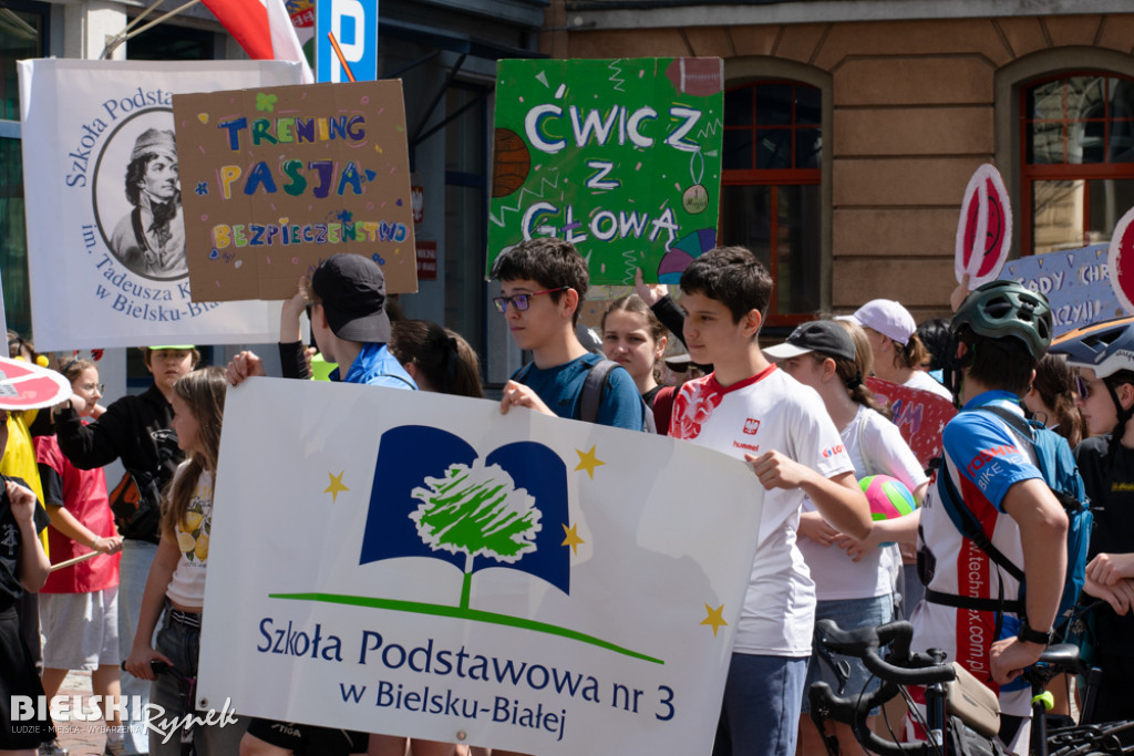 Kolorowy przemarsz młodzieży przeszedł ulicami Bielska-Białej