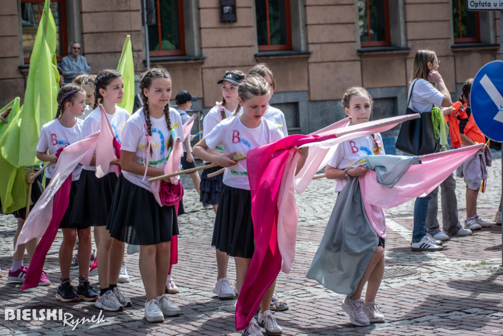 Kolorowy przemarsz młodzieży przeszedł ulicami Bielska-Białej