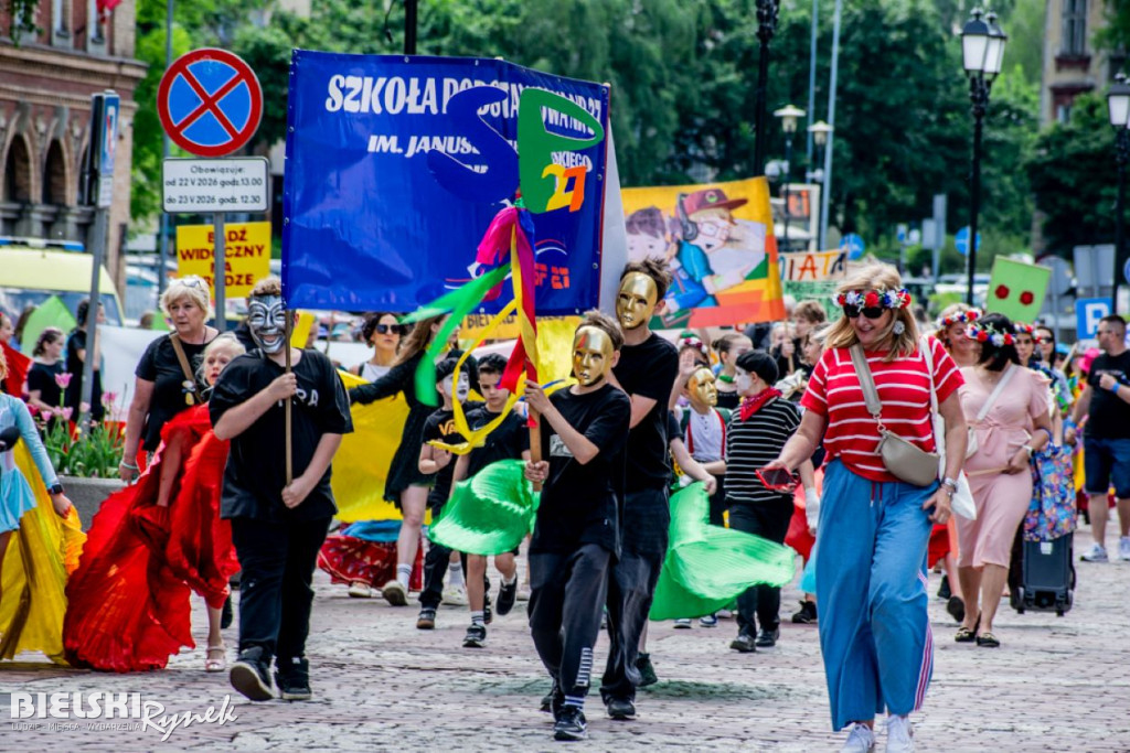 Kolorowy przemarsz młodzieży przeszedł ulicami Bielska-Białej