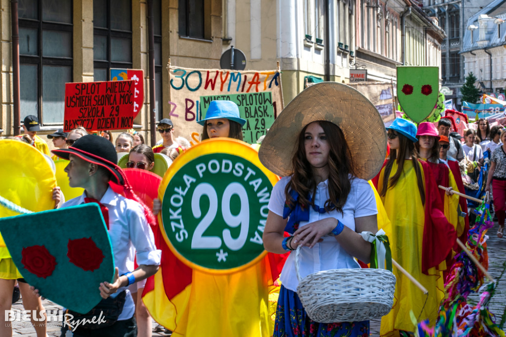 Kolorowy przemarsz młodzieży przeszedł ulicami Bielska-Białej