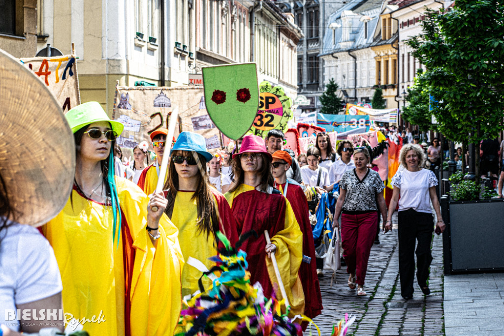 Kolorowy przemarsz młodzieży przeszedł ulicami Bielska-Białej