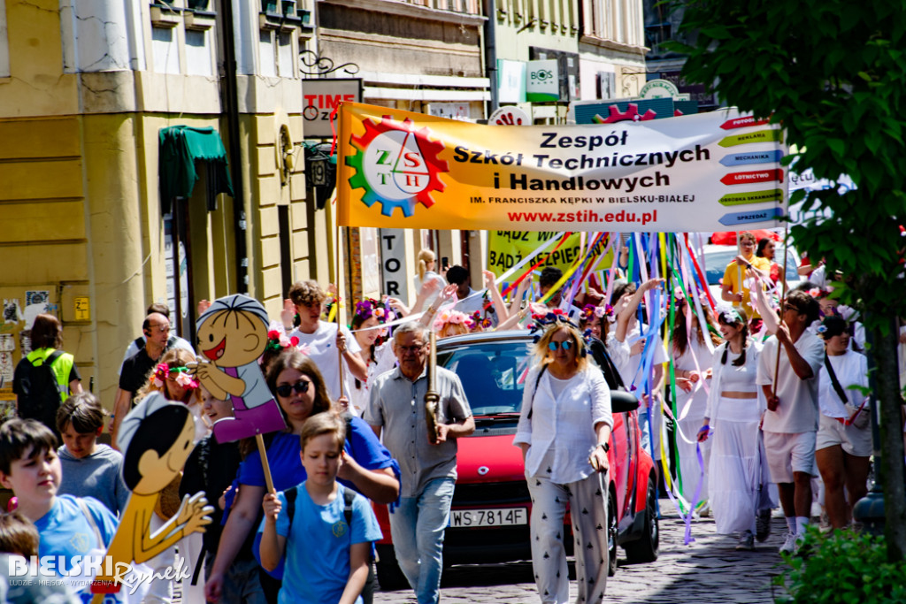 Kolorowy przemarsz młodzieży przeszedł ulicami Bielska-Białej
