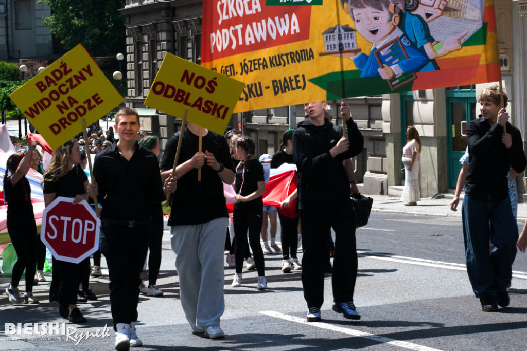 Kolorowy przemarsz młodzieży przeszedł ulicami Bielska-Białej