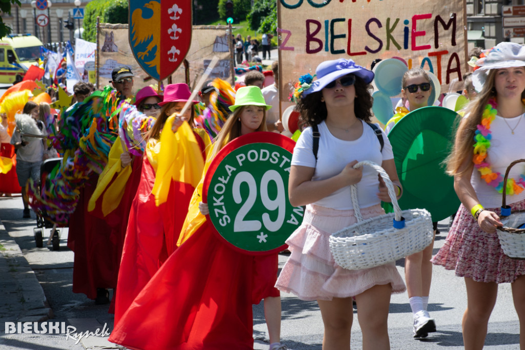 Kolorowy przemarsz młodzieży przeszedł ulicami Bielska-Białej