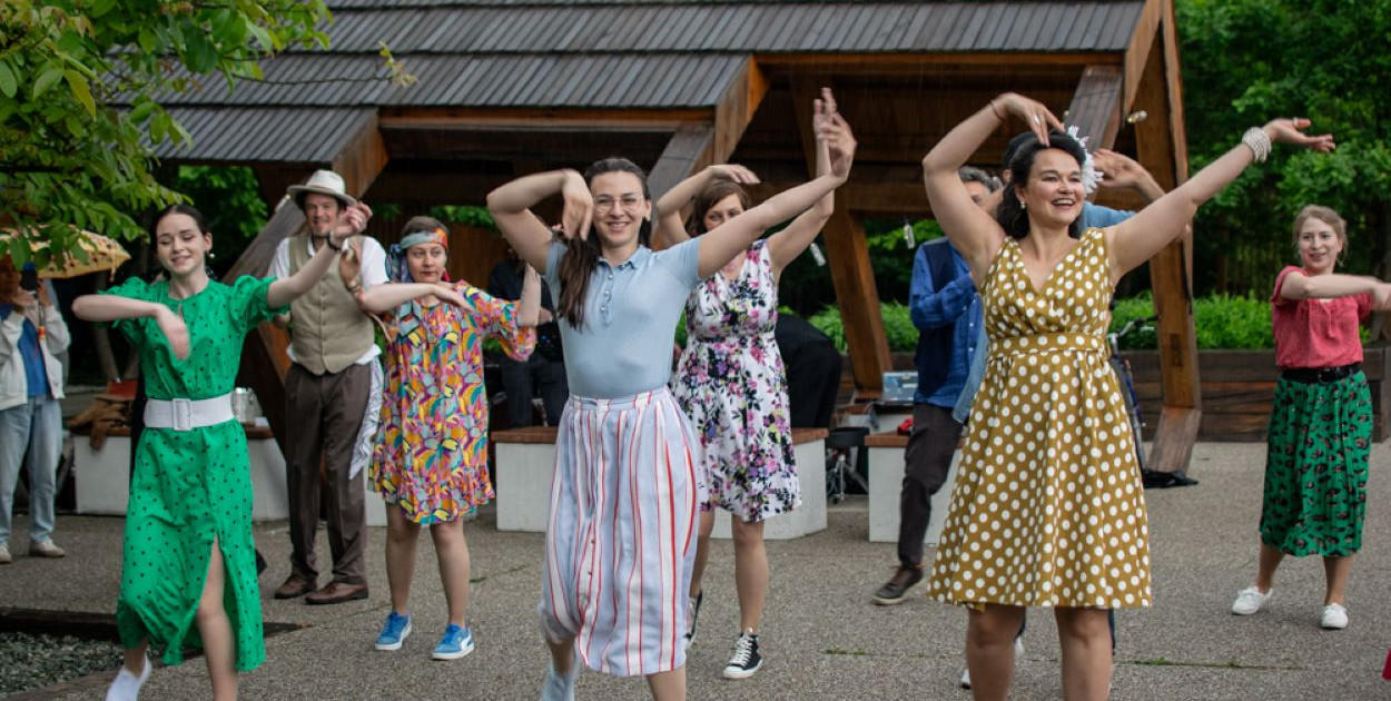 Swingowa potańcówka w lasku Bathelta