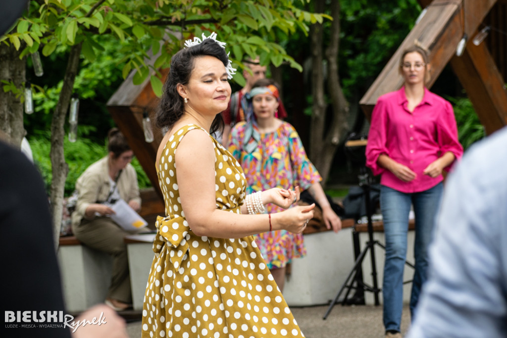 Swingowa potańcówka w lasku Bathelta