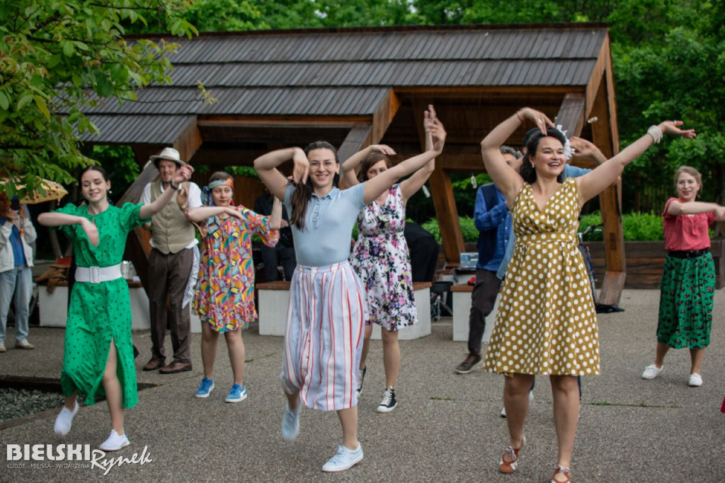 Swingowa potańcówka w lasku Bathelta