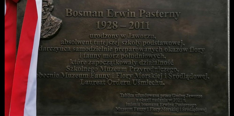 Tablica pamiątkowa w Muzeum Fauny i Flory w Jaworzu