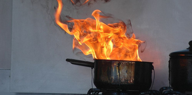 Nie gaś tłuszczu wodą - przypominają strażacy