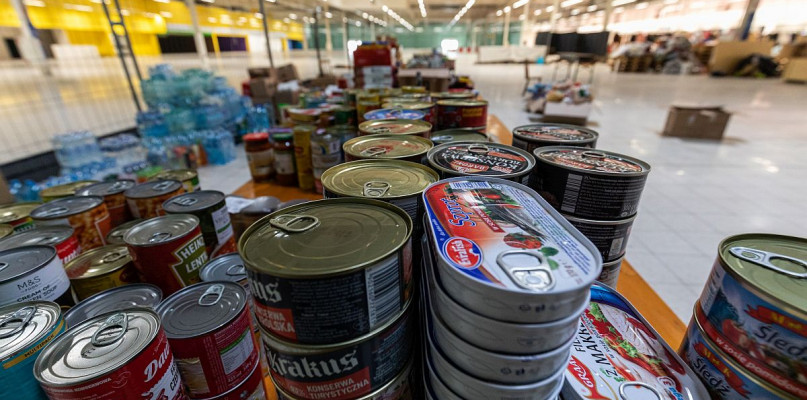Dawny supermarket Tesco zmienił się w magazyn darów dla uchodźców