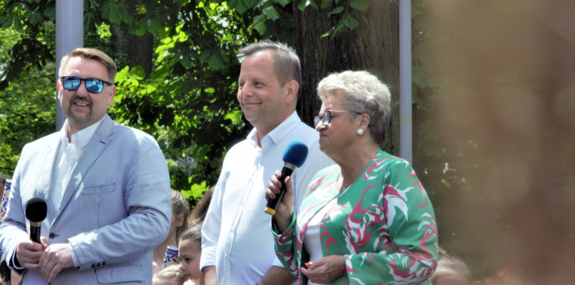 Zbigniew Hendzel (w srodku) podczas pikniku rodzinnego z okazji Dnia Dziecka