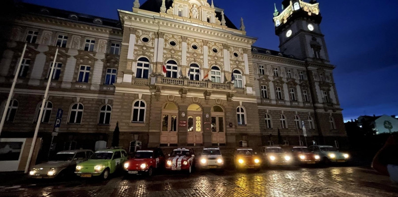 Maluchy wróciły do Bielska-Białej. Póżną nocą zaparkowały pod Ratuszem/ fot. BoloFoto