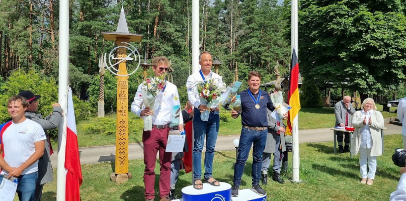 Sebastian Kawa na podium z numerem jeden, fot. Aeroklub Polski
