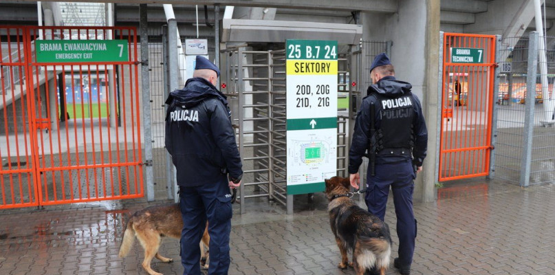 Stróże prawa z Bielska-Białej wspólnie z mundurowymi z bielskiego Samodzielnego Poddodziału Prewencji Policji, Oddziału Prewencji Policji z Katowic oraz z kryminlanymi z Katowic i Zabrza zabezpieczali mecz piłki nożnej pomiędzy drużynami TS Podbeskidzie Bielsko-Biała z GKS Katowice.