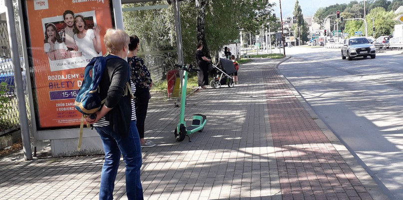 Hulajnoga pozostawiona pod wiatą przystanku na ulicy Lwowskiej