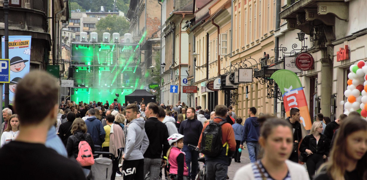 Ulica 11 Listopada przed finałowym koncertem