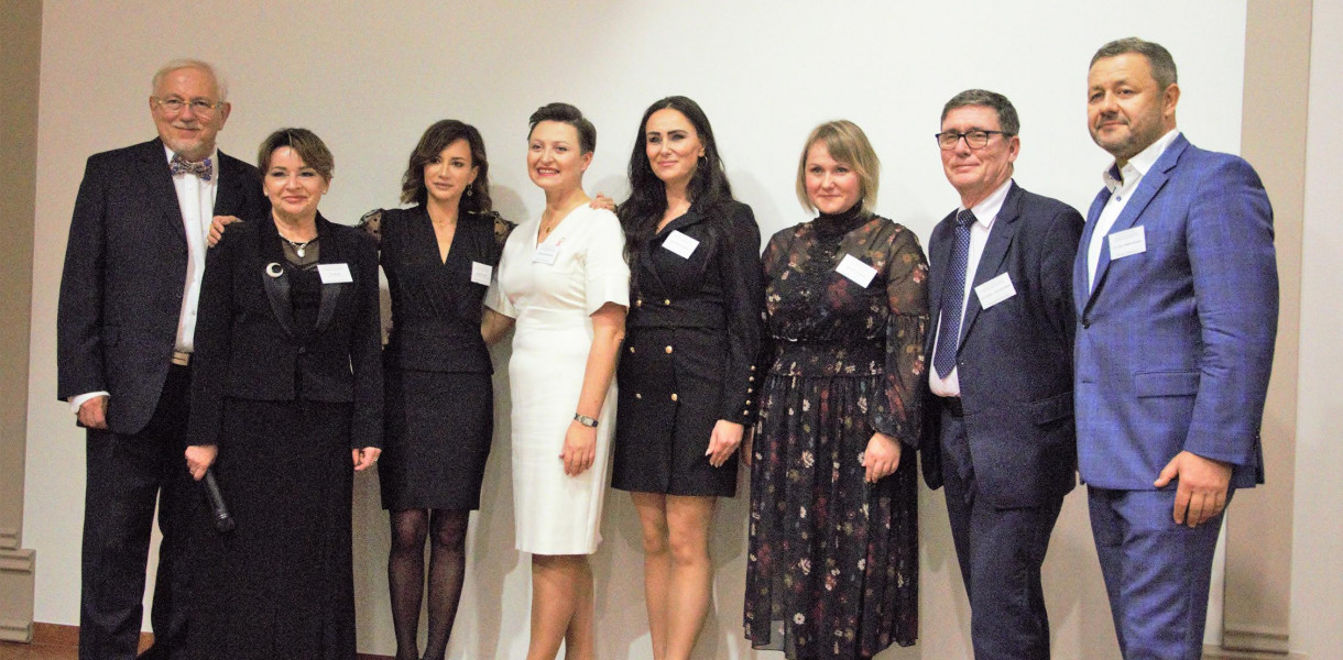 Organizatorzy i prelegenci Konferencji popularnonaukowej "Holistyczny obraz kobiety we współczesnej medycynie". 