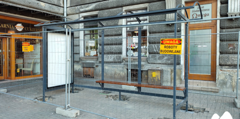 Tymczasowa wiata na przystanku przy ulicy 3 Maja - bokiem do osi jezdni