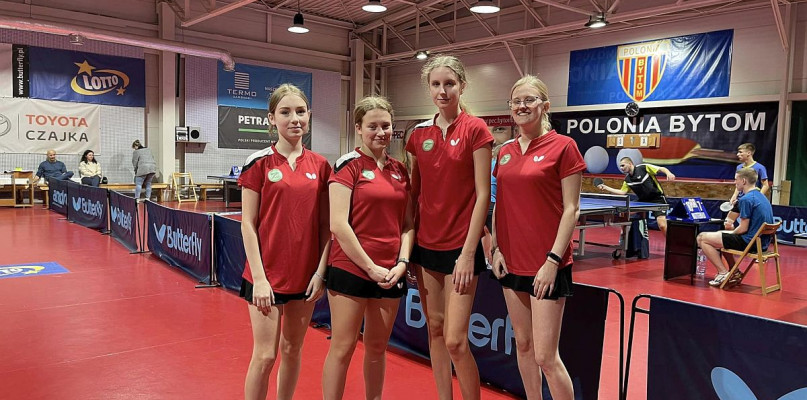 fot.organizatora / Weronika Indeka, Laura Gruchała, Klaudia Folek, Justyna Antos. Opiekun drużyny: Anna Karkoszka.