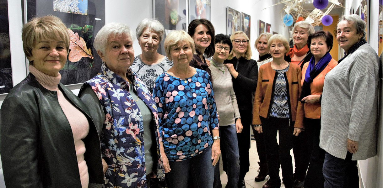 Autorki zdjęć poplenerowej wystawy wraz z instruktorką Anitą Nowak. Zdjęcia złotej polskiej jesieni można podziwiać w bielskiej Kubiszówce jeszcze do końca listopada