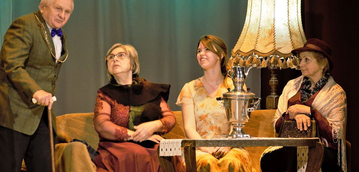 Amatorska grupa teatralna w spektaklu "Ożenek" M. Gogola