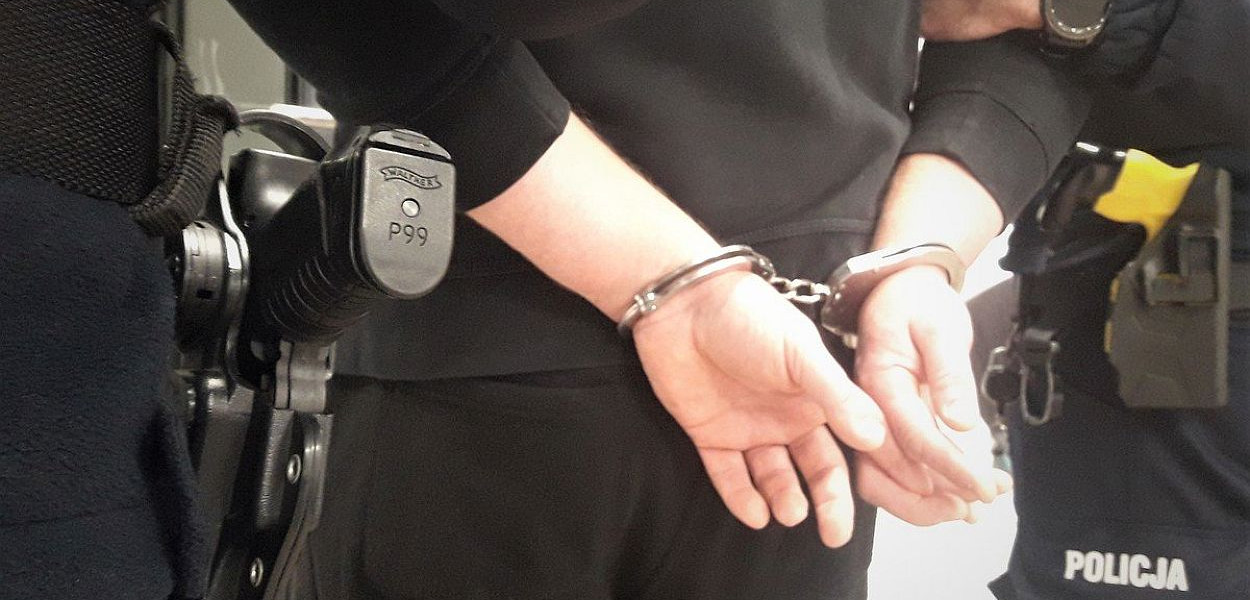 Mąż za kradzież, żona za paserstwo. Policja odzyskała kaski, gogle i czapki o wattości ośmiu tysięcy złotych