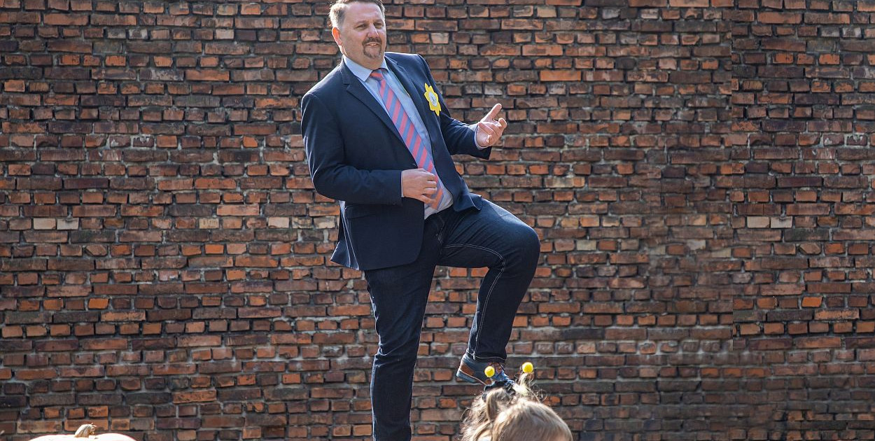 (nie) polityczna rozmowa z politykiem. Ostry rock uprzyjemnia mi jazdę samochodem