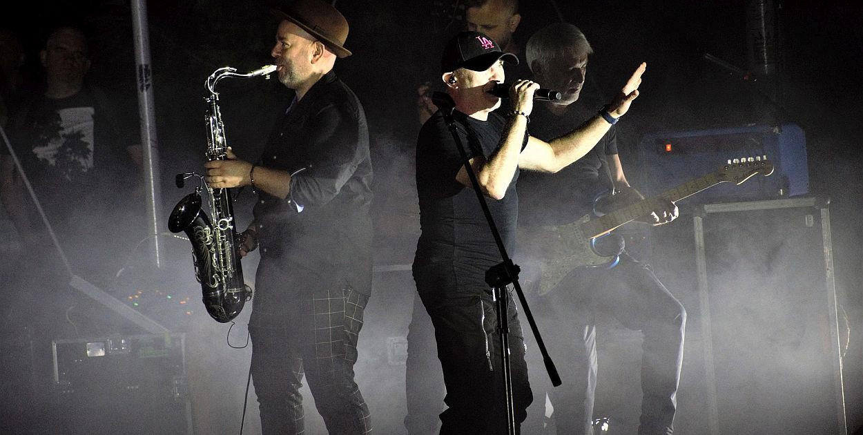 Frekwencyjny rekord na parkowym koncercie grupy DE MONO. Muzyczne widowisko bez oczekiwanego hitu [FOTO]