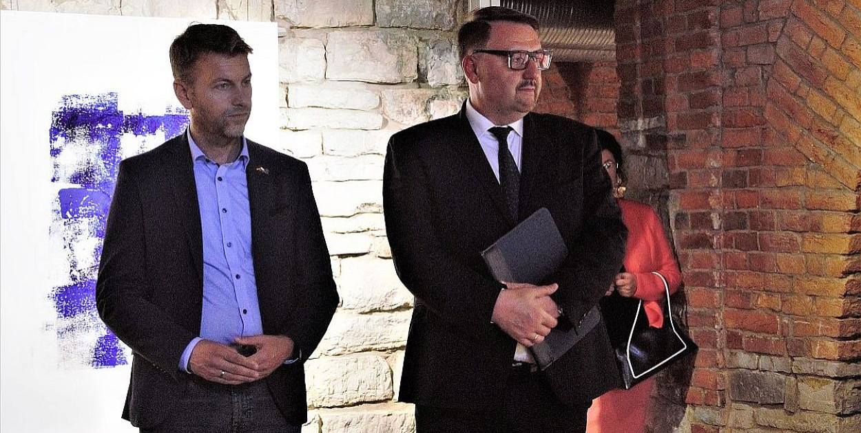 Nadburmistrz Wolfsburga Dennis Weilmann i prezydent miasta Jarosław Klimaszewski