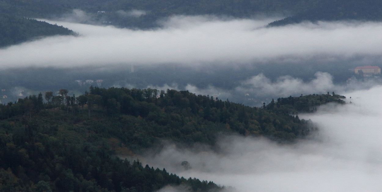Pierwsze oznaki zimy w Beskidach. Jak bezpiecznie spędzić czas w górach?
