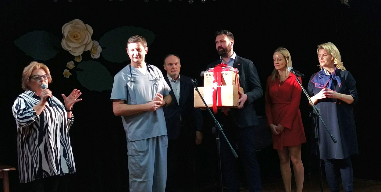 Przekazanie AED na ręce prezes Klubu Best / fot. BR