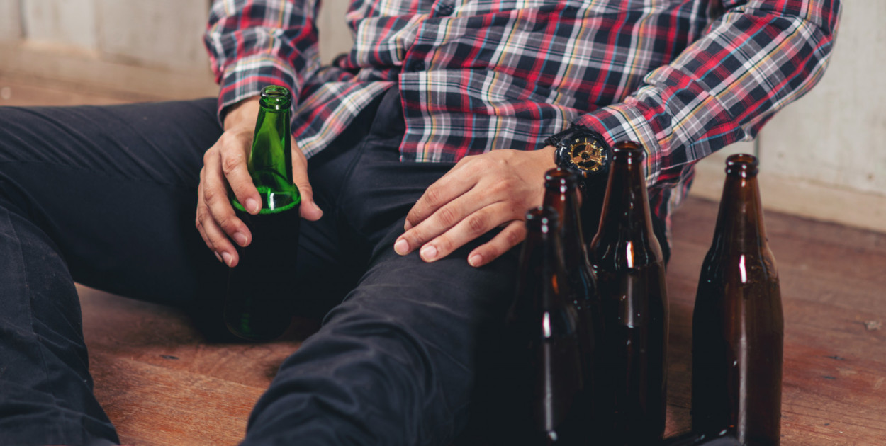 Komu przysługuje "renta alkoholowa"? Tyle wynosi świadczenie w 2025 roku