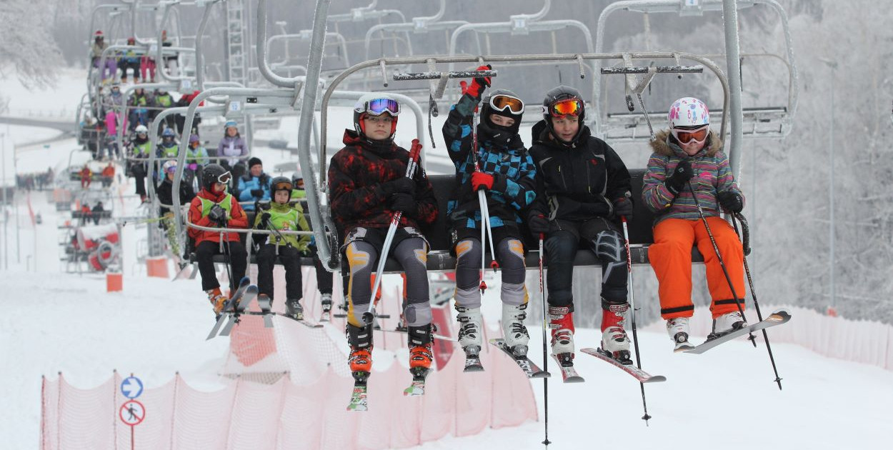 Narciarze i snowbordziści na stoku Dębowca / fot. Paweł Sowa UM BB