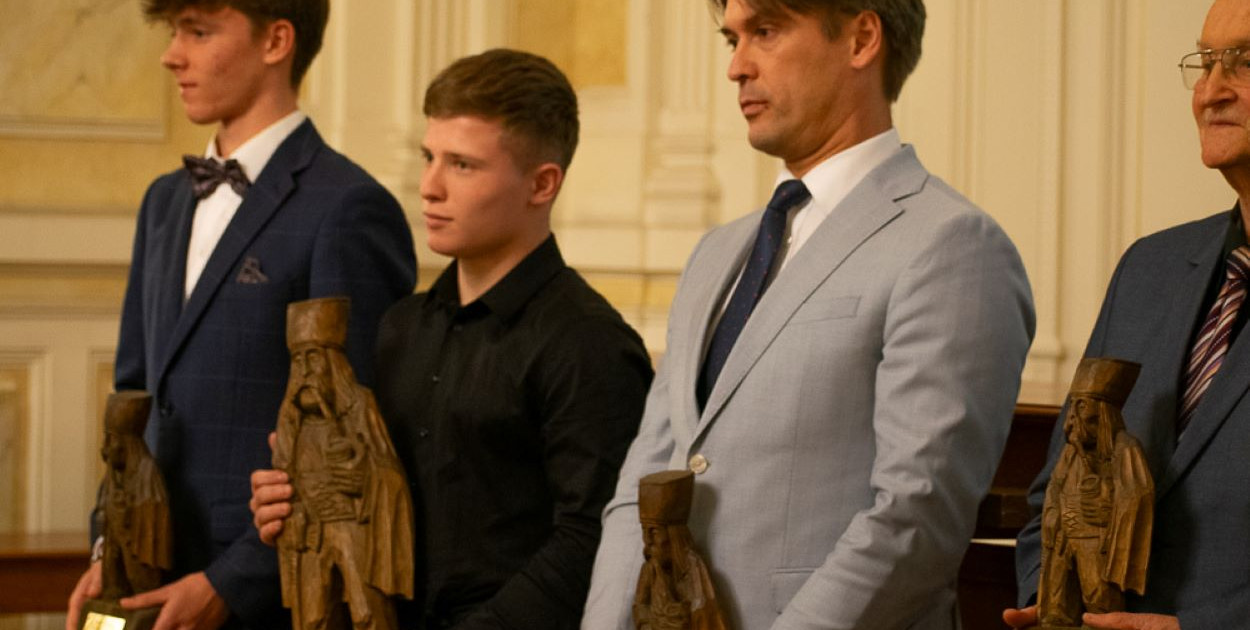 Sportowiec Roku 2024 Jakub Kurowski (drugi od lewej)