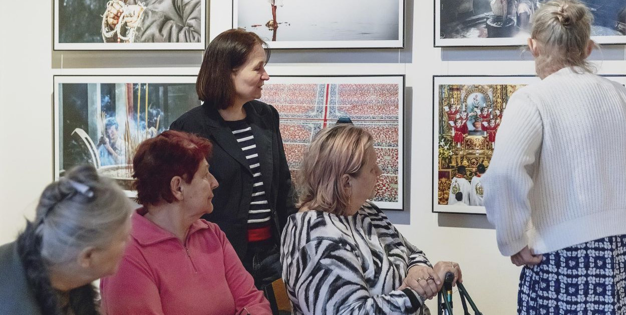 Muzeum Pamięci z udziałem seniorów ze Środowiskowego Domu Seniora PODKOWA, w scenerii wystawy NOWE NABYTKI W KOLEKCJI SZTUKI GALERII BIELSKIEJ BWA, fot. Krzysztof Morcinek