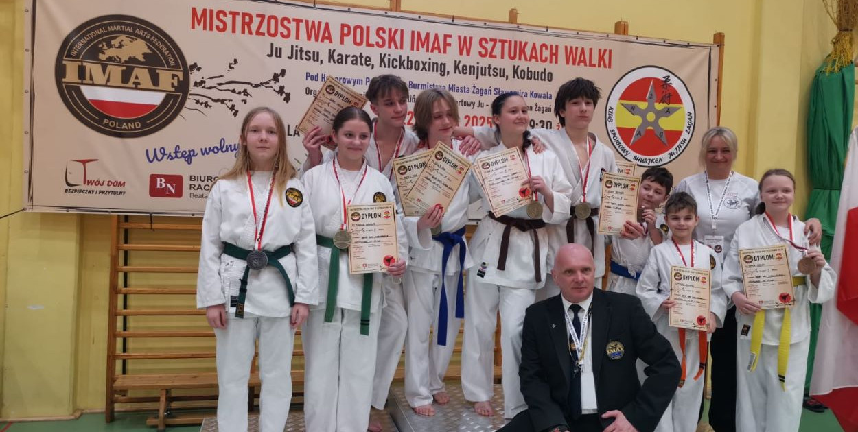 Młodzi karatecy z Klubu Sztuk Walki Hajime