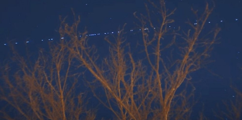 Kosmiczny pociąg Eloggna Muska nad Polską. Sprawdź, kiedy wypatrywać Starlink.